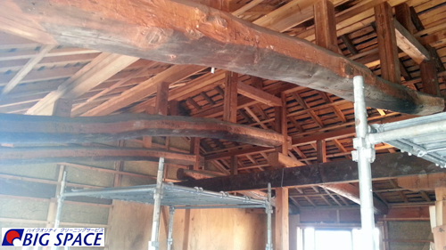 よくある古民家の梁や柱の白木洗いクリーニング施工中！！ | 愛知県