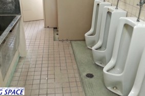 一宮市丹陽中学校　トイレ　床ワックス　ただいま施工中！！